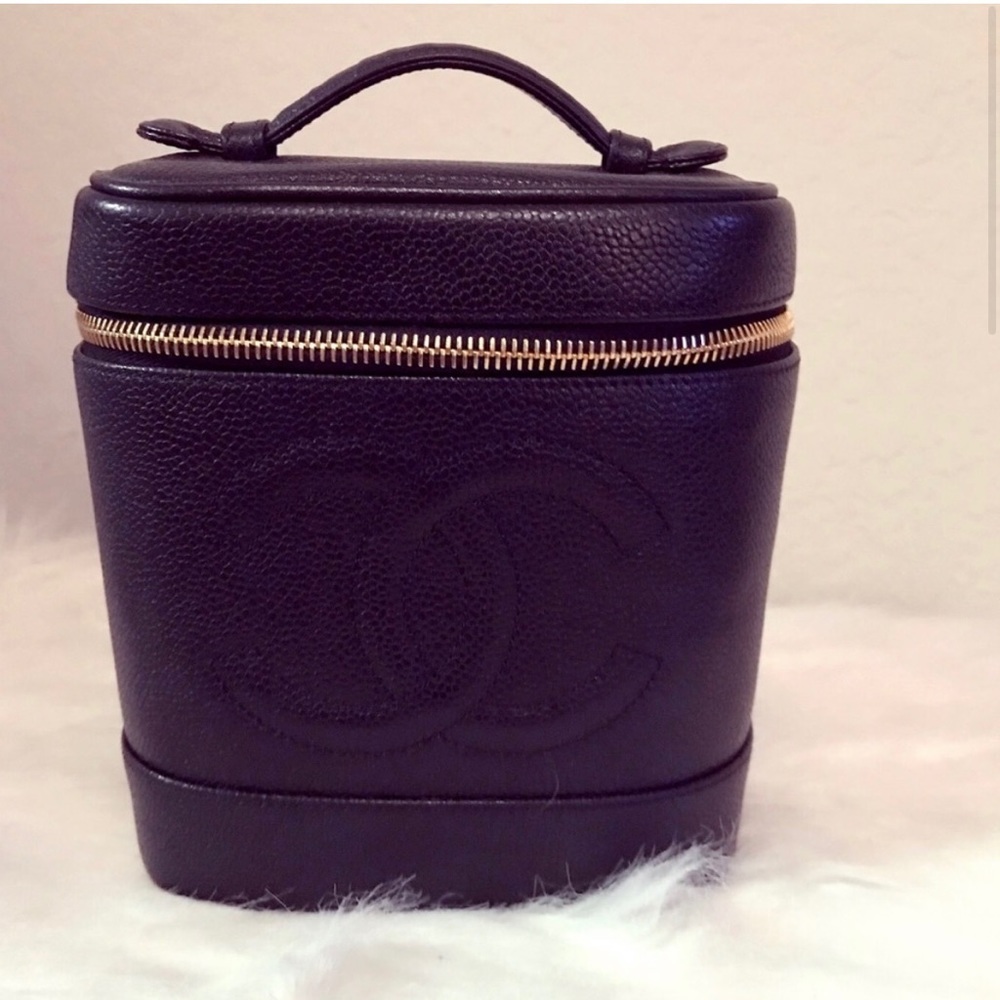 Vintage CHANEL caviar vanity makeup case- black